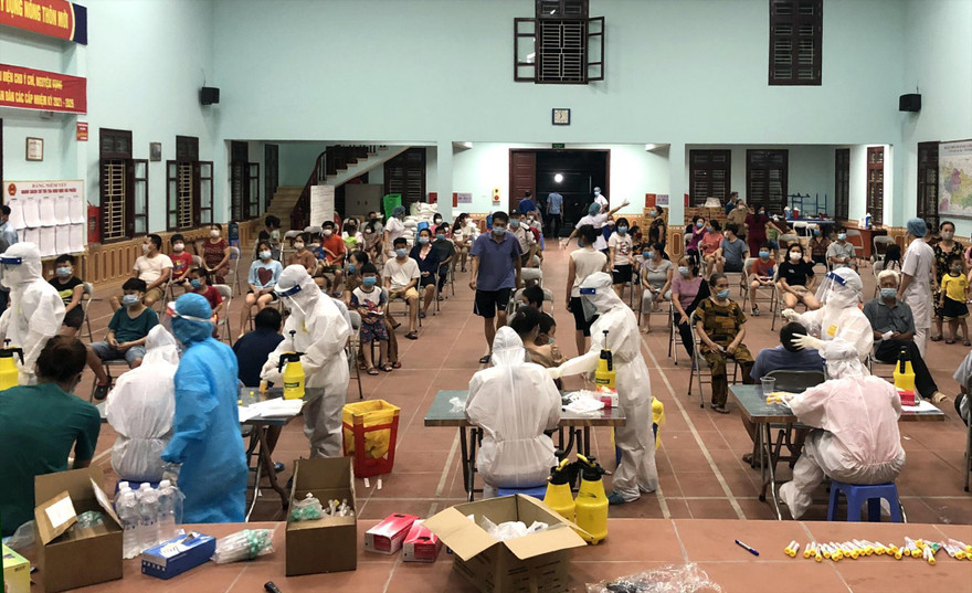 Sinh viên ĐH Y - Dược Thái Nguyên tham gia phòng chống dịch tại Bắc Ninh - Ảnh: NVCC 