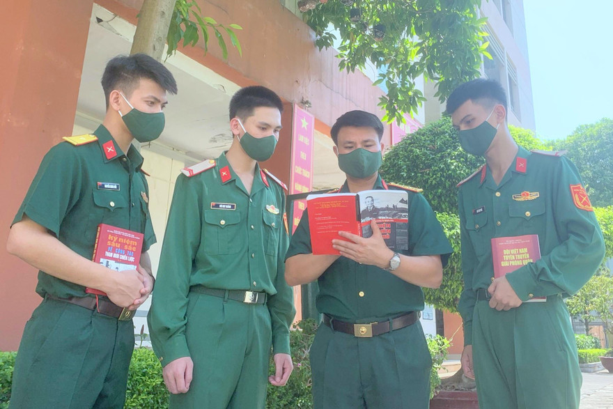 Cán bộ, ĐVTN Liên Chi đoàn Tiểu đoàn 1 (Đoàn cơ sở Lữ đoàn 144) trao đổi về các hoạt động hướng tới kỷ niệm 110 năm ngày sinh Đại tướng, tháng 8/2021 