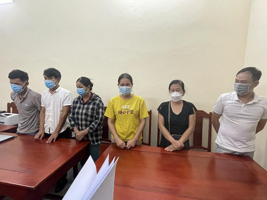 Nhóm đối tượng vờ giúp dân làm thủ tục “nhận tiền hỗ trợ do dịch COVID-19” để lừa đảo vừa bị Công an tỉnh Thanh Hóa bắt giữ 