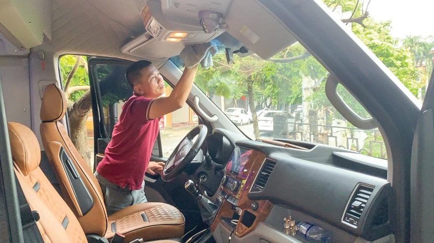 Anh Nguyễn Thượng Hải, chủ hãng xe Hà Hải đang lau dọn xe chờ ngày hoạt động