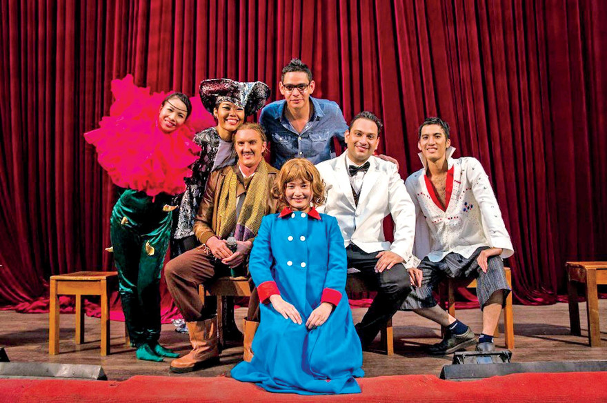 Aaron (Quàng khăn) cùng các thành viên nhóm kịch tiếng Anh 