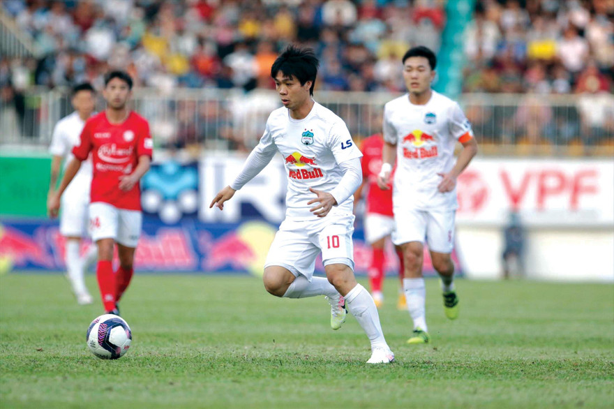 Sự hấp dẫn của HAGL đến từ những ngôi sao như Công Phượng và cả HLV Kiatisuk hay bầu Đức ảnh: Hữu Phạm 