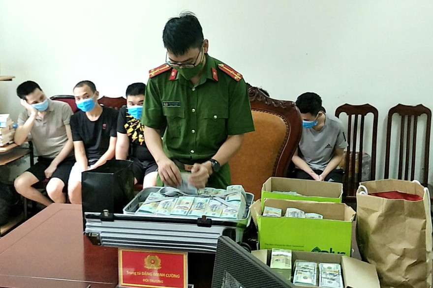 Số lượng lớn tiền mặt trong vụ án bị thu giữ 