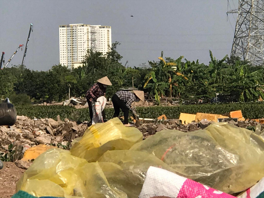 Những lao động tự do ở Hà Nội đang phấp phỏng khi Tết đến gần mà dịch COVID-19 vẫn diễn biến phức tạp Ảnh: Hoàng Phong 