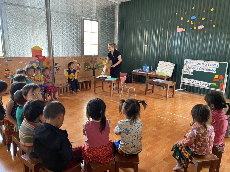 Toàn cảnh lớp học tạm tại điểm trường Ha Cá B Ảnh: Đức Văn 