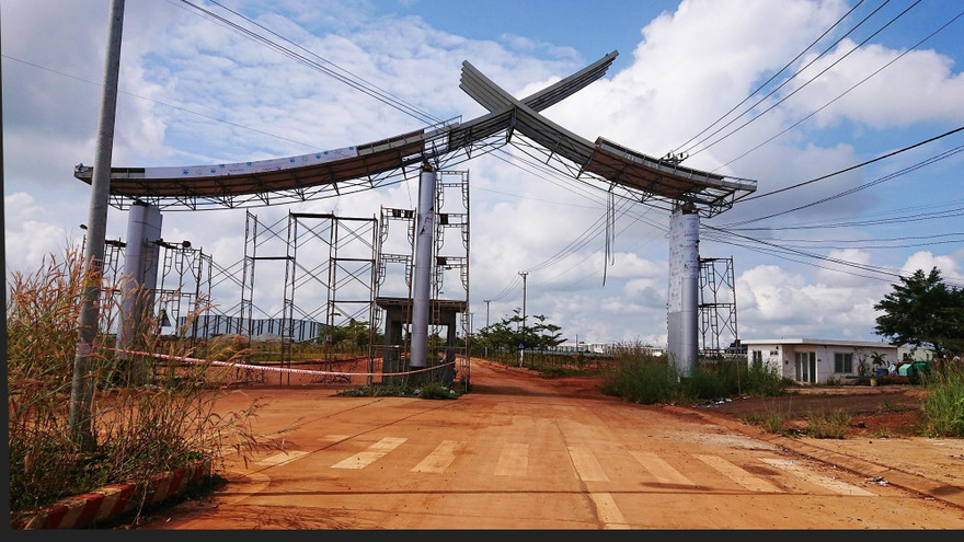 Cổng vào Dự án xây dựng cơ sở hạ tầng Khu công nghiệp Nhân Cơ 