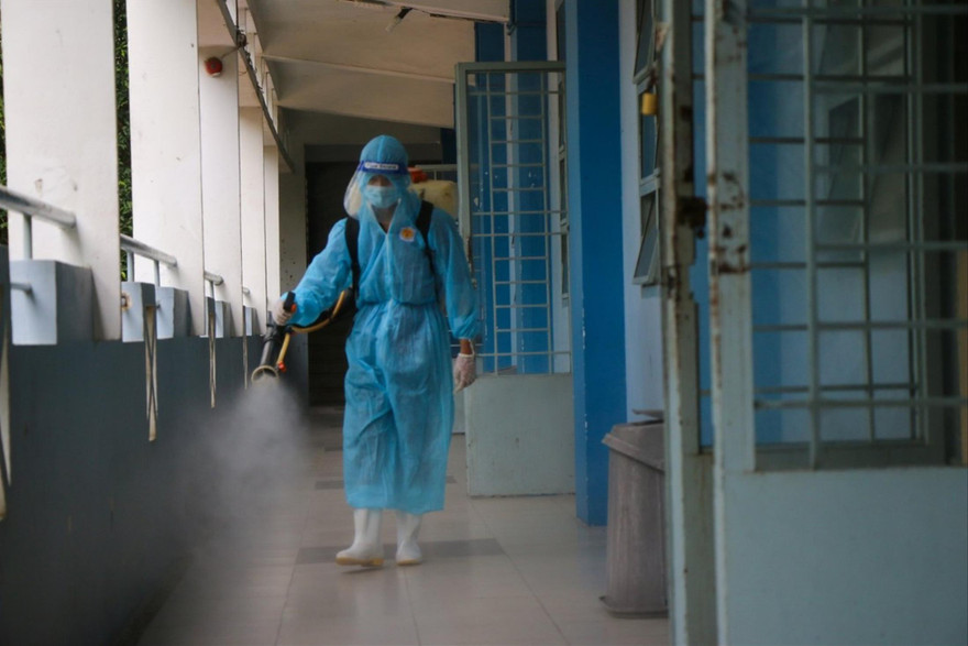 Trường THPT Nguyễn Du, quận 10 khử khuẩn trường, lớp chiều 1/12