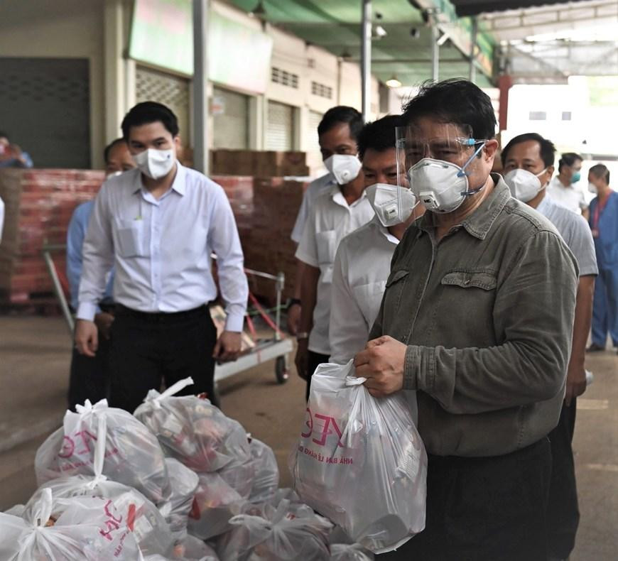 Thủ tướng Chính phủ Phạm Minh Chính, Trưởng ban chỉ đạo Quốc gia phòng, chống dịch COVID-19 kiểm tra gói an sinh cấp cho người dân tại TP Thuận An, tỉnh Bình Dương