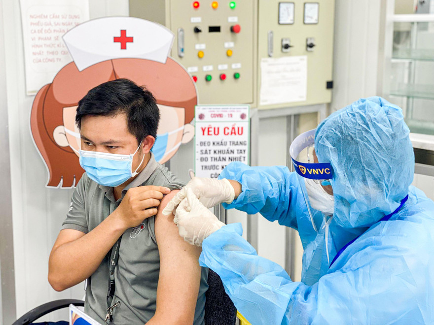 Tiêm vắc-xin phòng ngừa COVID-19 miễn phí cho người dân. Ả: Ngọc Lâm
