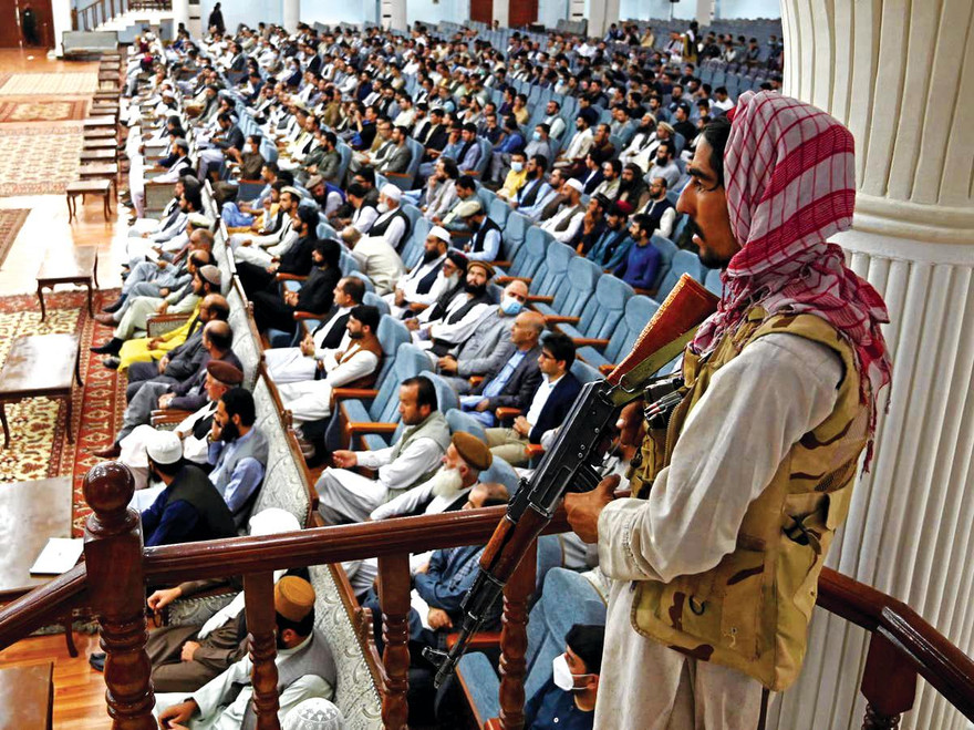 Chiến binh Taliban giám sát một buổi họp