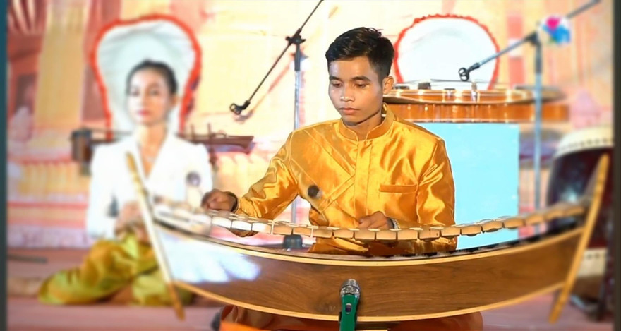 Thạch Thôi chơi nhạc cụ Khưm Touch 