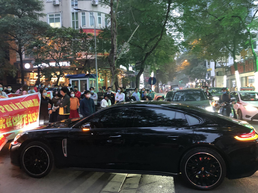 Cư dân Chung cư Stella Garden căng băng rôn yêu cầu chủ đầu tư đối thoại khiến cả tuyến phố tắc nghẽn