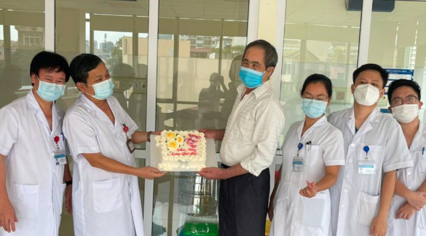 Bệnh nhân T. (thứ 4 từ phải sang) khỏe mạnh sau 1 năm được ghép 2 lá phổi 