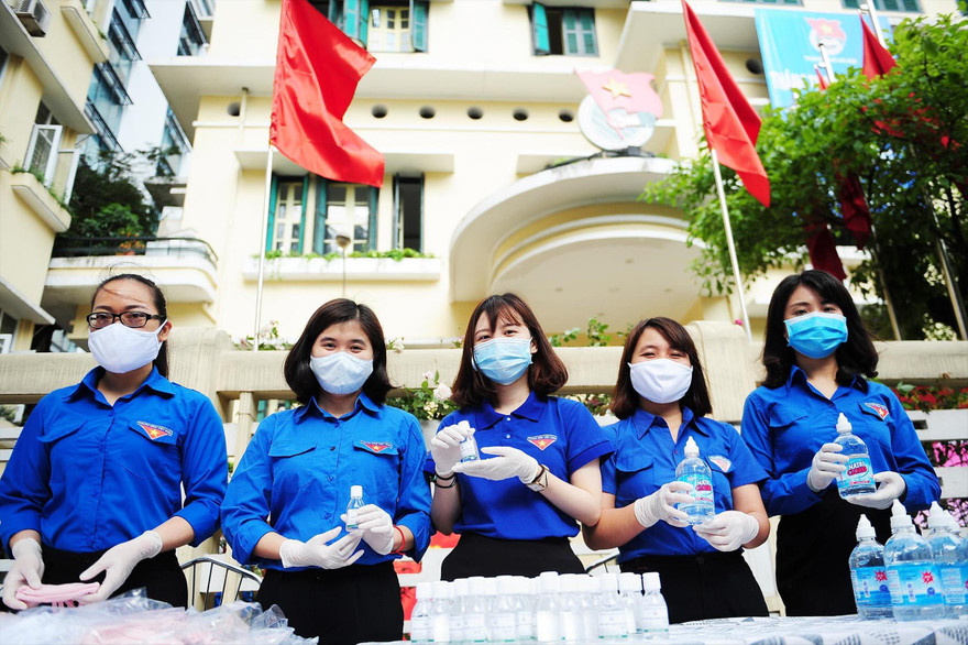 Bạn trẻ chung tay phòng chống dịch bệnh COVID-19. Ảnh: Dương Triều
