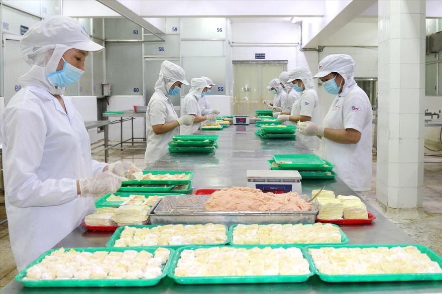 Đa số công nhân Cty APT đã trở lại làm việc. Ảnh: Uyên Phương