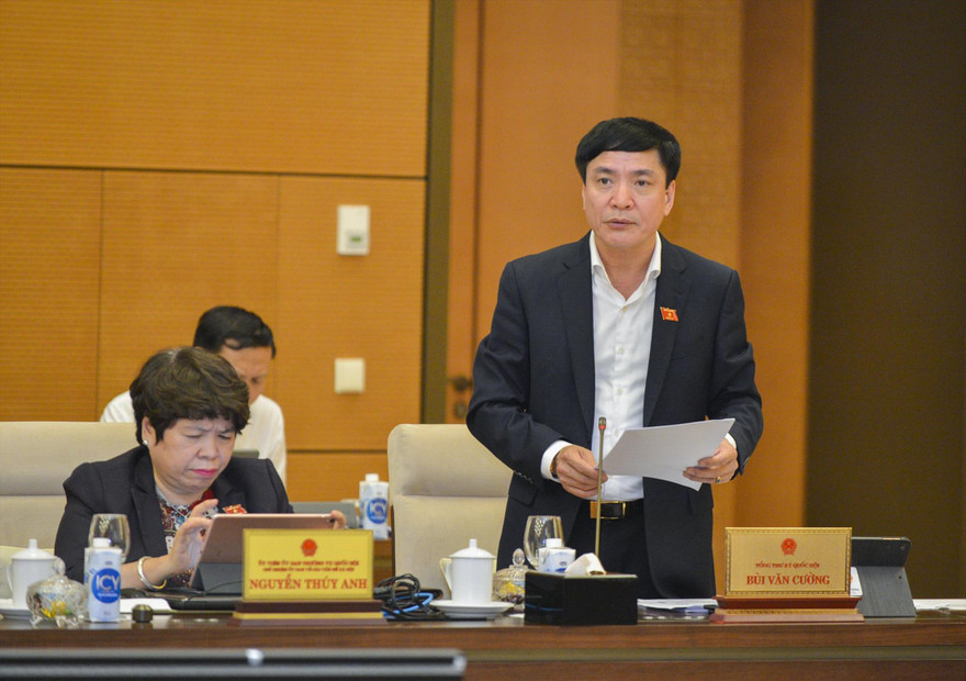 Tổng thư ký, Chủ nhiệm Văn phòng Quốc hội Bùi Văn Cường báo cáo tại phiên họp 