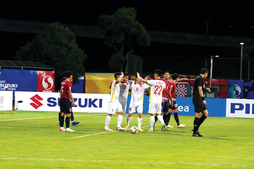 Công Phượng có mặt đúng chỗ, đúng thời điểm để ghi bàn và điềm tĩnh ăn mừng bàn thắng cùng đồng đội ảnh: Anh Đoàn 