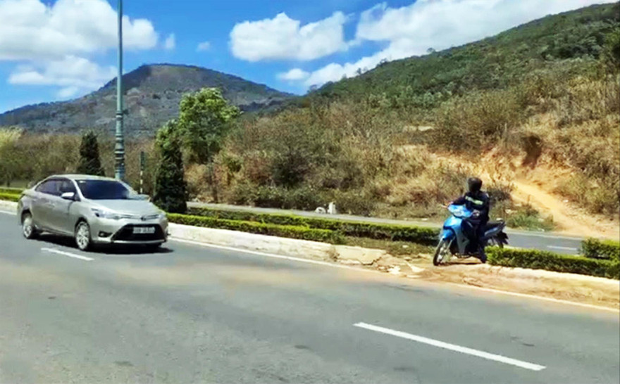 Xe máy băng ngang cao tốc 