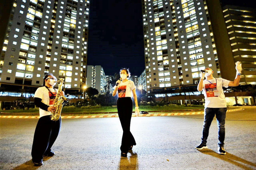 Quỳnh Hoa thắp lửa cho các chương trình nghệ thuật tại Bệnh viện dã chiến Ảnh: Tư liệu nghệ sĩ 