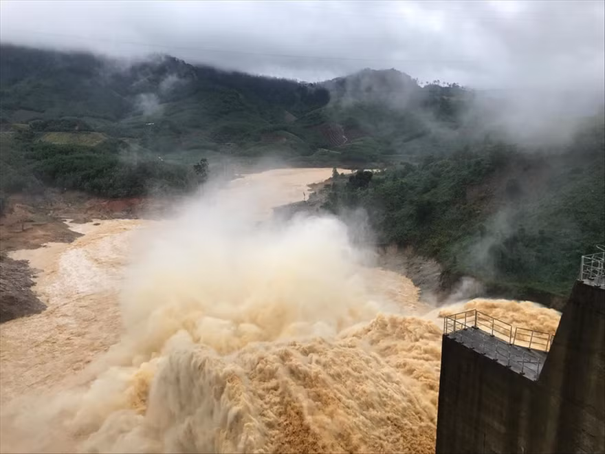 Hồ thủy điện xả lũ 