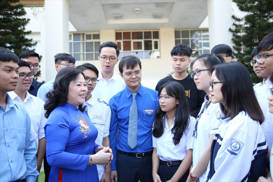 Thứ trưởng Bộ GD&ĐT Ngô Thị Minh và anh Bùi Quang Huy, Bí thư thường trực T.Ư Đoàn trò chuyện với bạn trẻ tham gia chương trình Tri thức trẻ vì giáo dục năm 2020 - Ảnh: Lâm Đăng Hải