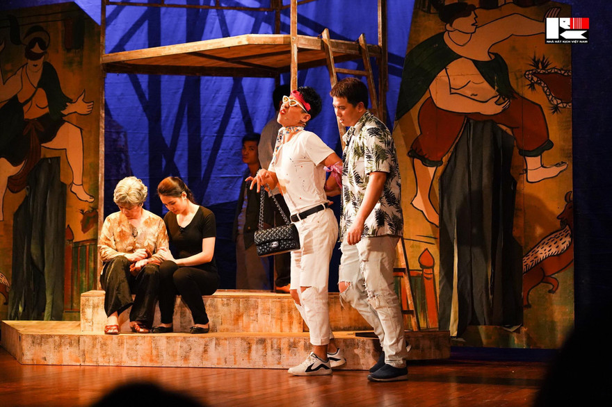 Nghệ sĩ rục rịch trở lại tập để chờ ngày sân khấu sáng đèn Ảnh: KỲ SƠN 