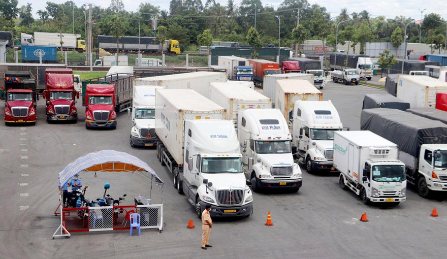 Cảnh các xe bị ùn ứ tại điểm tập kết, vận chuyển hàng hoá ở Bến xe Trung tâm TP.Cần Thơ Ảnh: Nhật Huy