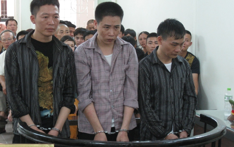 Nhóm côn đồ trong phiên xử ngày 2/7. Ảnh: BH