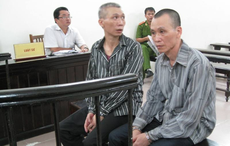 Hai bị cáo trong phiên xử ngày 6/7. Ảnh: BH