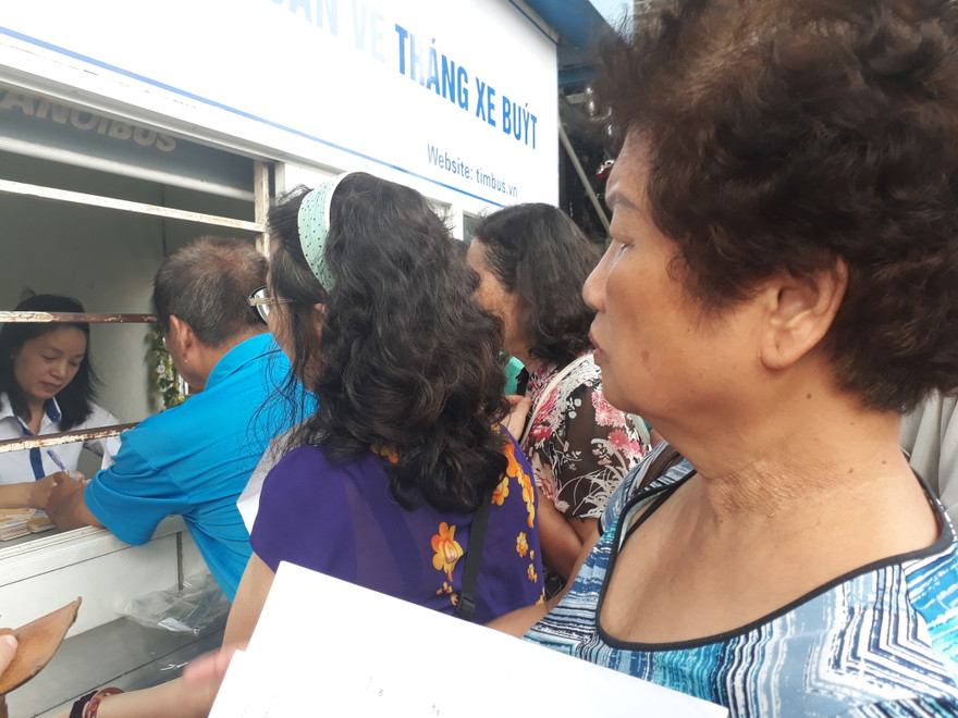 Người dân đến làm thẻ xe buýt miễn phí tại số 32, đường Nguyễn Công Trứ, quận Hai Bà Trưng (Hà Nội).