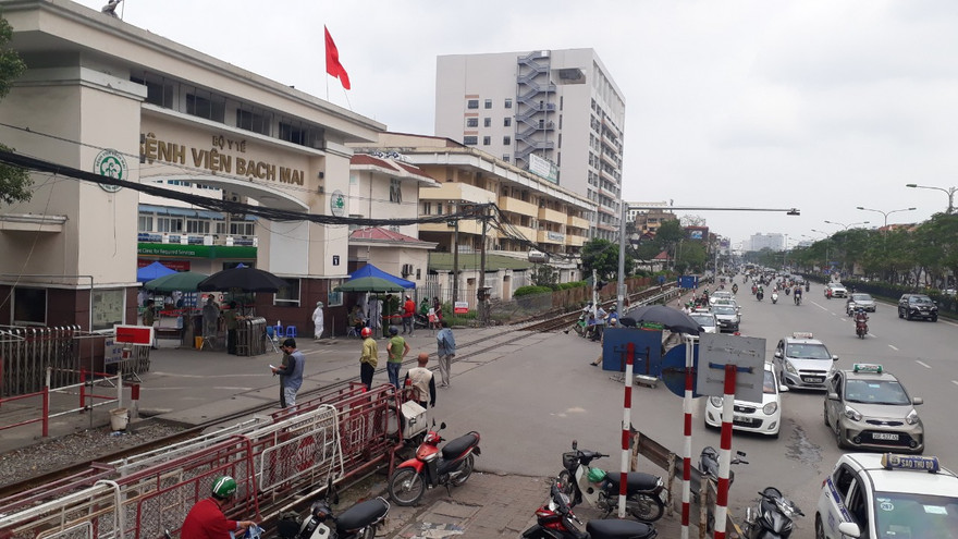 Bệnh viện Bạch Mai - nơi có nhiều người nghi nhiễm COVID - 19 đã tỏa đi các tỉnh.