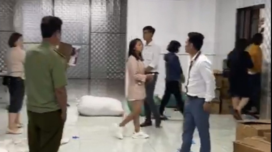 Lực lượng Cục QLTT tỉnh Bắc Ninh kiểm tra kho hàng