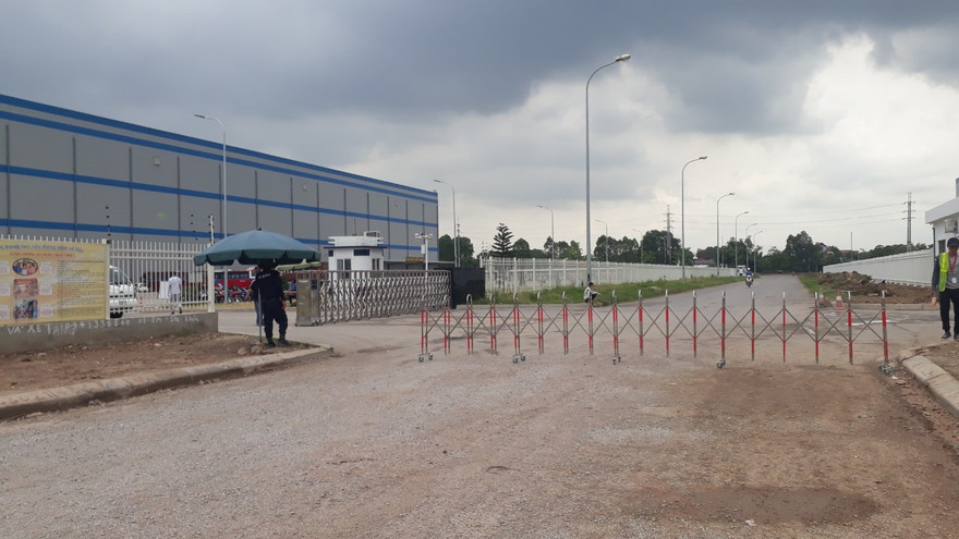 Hàng rào trên đường đi ở khu vực Cty TNHH Luxshare - ICT Việt Nam thuộc KCN Vân Trung khiến người tham gia giao thông cảm thấy bất tiện