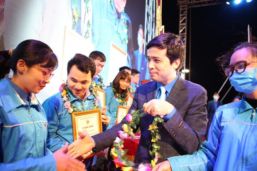 Bí thư Tỉnh Đoàn Bắc Ninh Nguyễn Đức Sâm tặng thưởng cho Đảng viên trẻ tiêu biểu