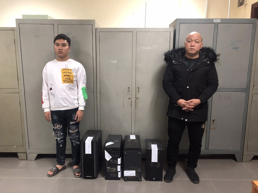 Đối tượng Ngọc (áo đen) và Hùng tại cơ quan công an