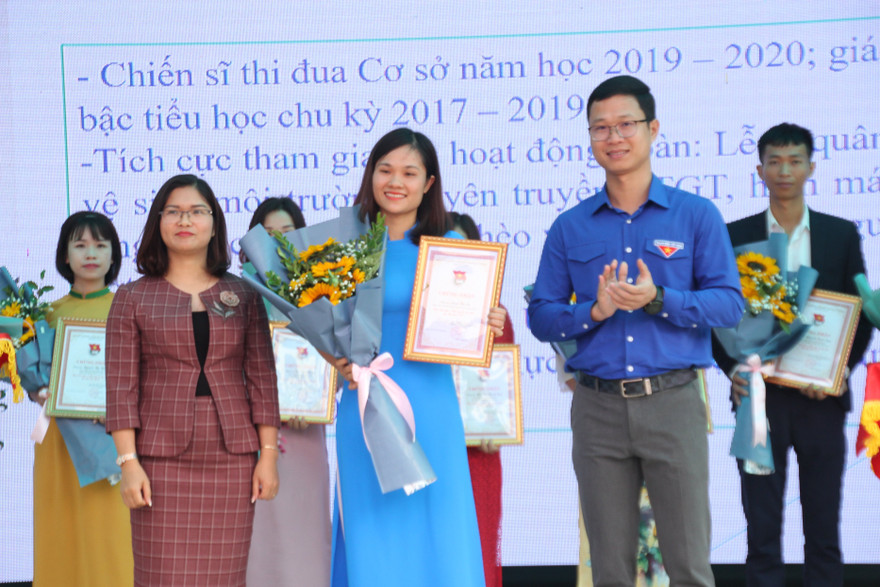 Anh Thân Trung Kiên, Bí thư Tỉnh Đoàn Bắc Giang tặng thưởng cho giáo viên trẻ tiêu biểu