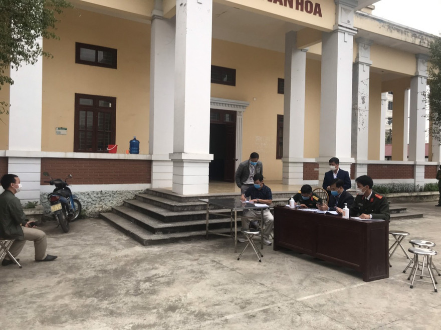 Sở Thông tin và Truyền thông tỉnh Bắc Giang làm việc với ông Đăng (bên trái)