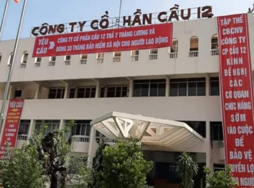 Công nhân Cty cổ phần Cầu 12 căng băng rôn đòi lương và bảo hiểm khắp công ty.