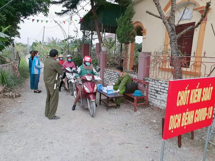 Cơ quan chức năng Bắc Giang kiểm tra thân nhiệt cho người dân