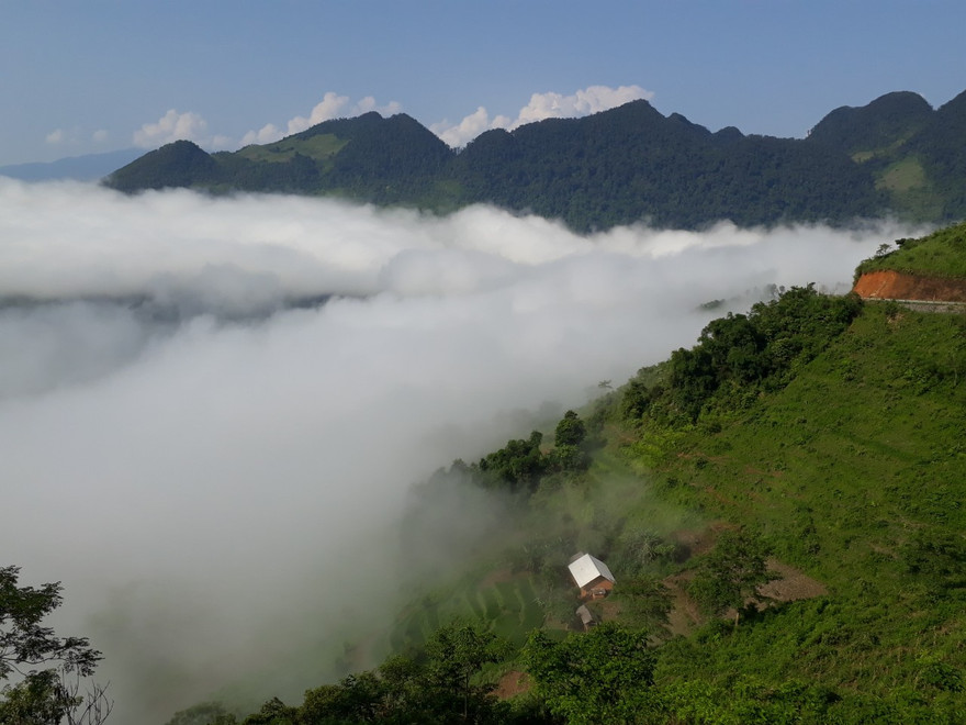Dòng sông mây trôi lững lờ quanh núi trên đường đến cổng trời Quản Bạ