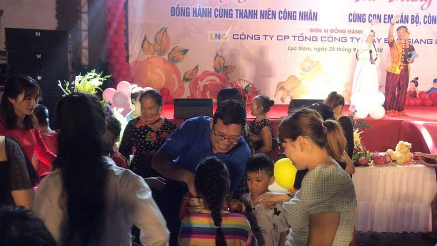 Anh Thân Trung Kiên, Bí thư Tỉnh Đoàn Bắc Giang trao quà Trung thu cho các em thiếu nhi