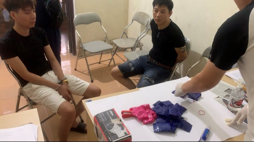 Đối tượng Sơn và Duy tại cơ quan công an