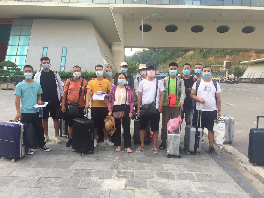 Huyện Lục Ngạn (Bắc Giang) đón thương nhân Trung Quốc tại cửa khẩu ở tỉnh Lạng sơn để đưa đến khách sạn cách ly 