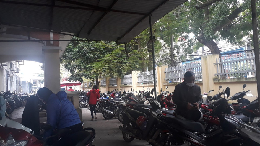 Điểm trông giữ xe bên trong Bệnh viện Đa khoa tỉnh Bắc Giang thu giá vé cao hơn quy định