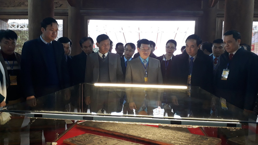 Lãnh đạo tỉnh Bắc Giang, huyện Việt Yên và người dân chiêm ngưỡng mộc bản chùa Bổ Đà