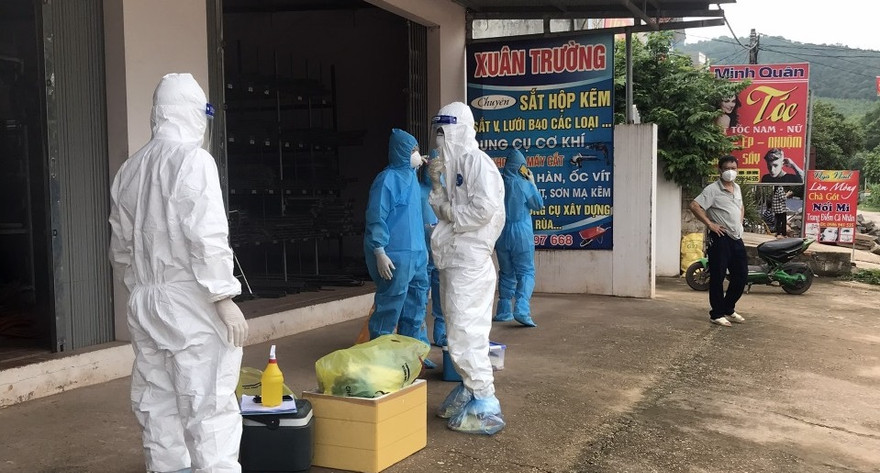 Cán bộ y tế kiểm soát dịch ở các thôn bị phong tỏa tại xã Yên Định, huyện Sơn Động (Bắc Giang)