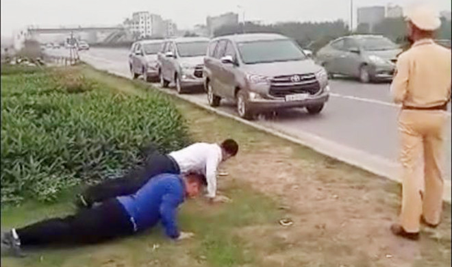 Các lái xe bị phạt chống đẩy. Ảnh: Internet.