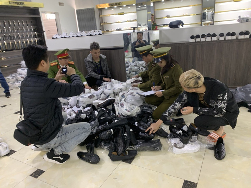 Cơ quan chức năng kiểm tra hàng hóa thời trang có dấu hiệu giả các nhãn hiệu nổi tiếng tại cửa hàng AE Shop Việt Nam