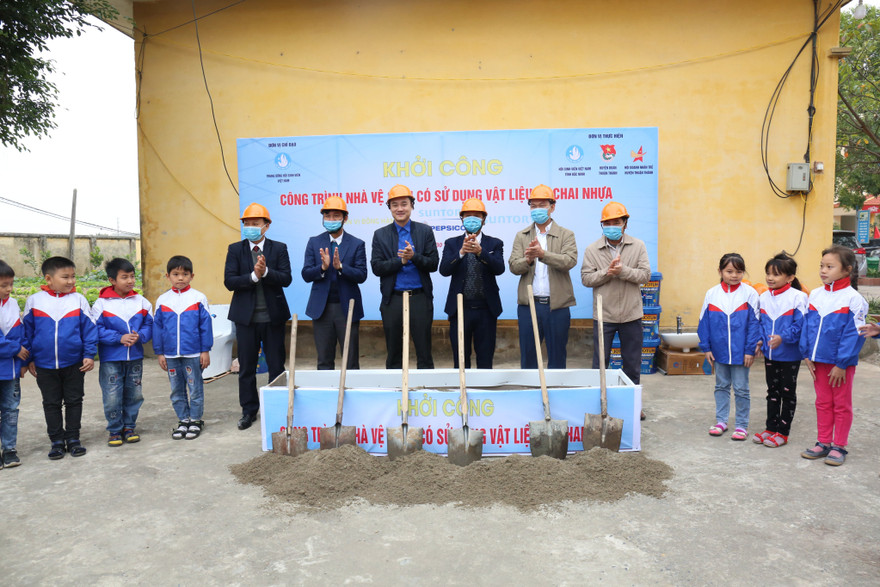 Lễ khởi công xây dựng nhà vệ sinh từ chai nhựa đã qua sử dụng