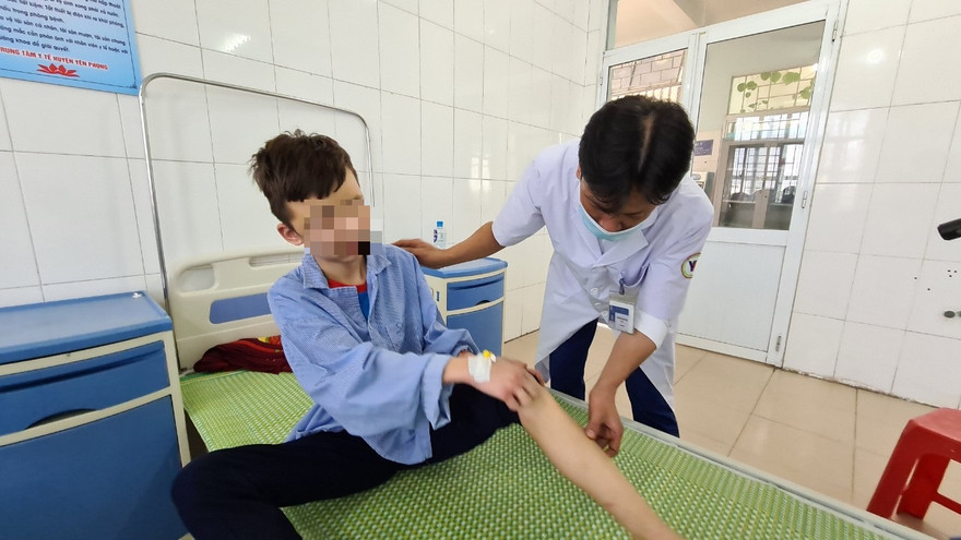 Em D đang được chăm sóc tại Trung tâm Y tê huyện Yên Phong